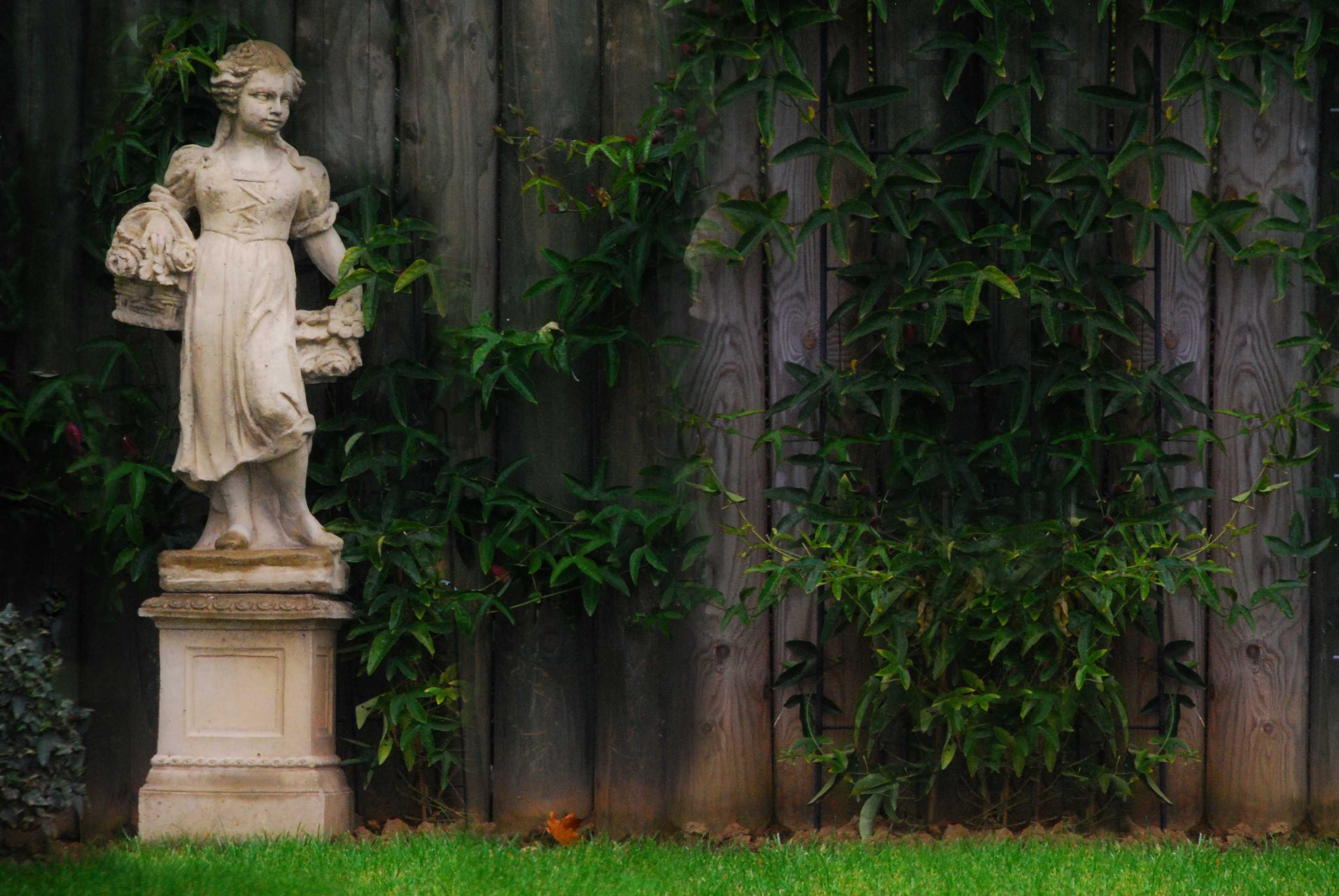 Садовые скульптуры для сада и дачи из бетона, дерева и гипса - 22 фото