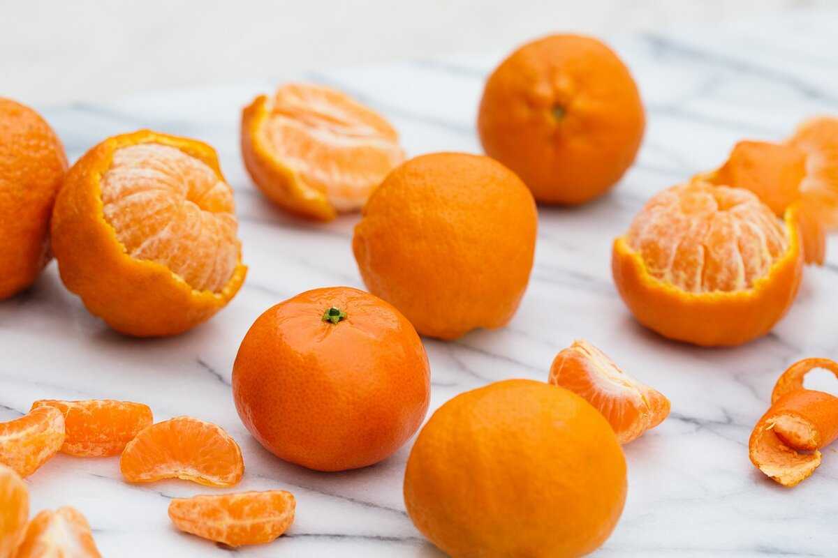 Мандарин на ночь при похудении можно ли. Мандарины. Апельсин. Апельсин и мандарин. Долька мандаринки.
