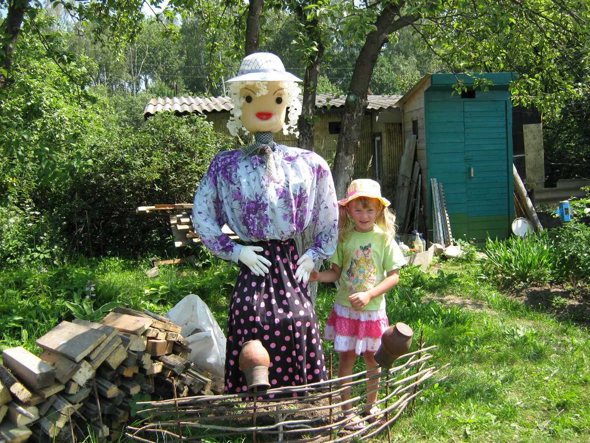 Самодельные бабушки. Пугало на дачу. Чучело на огород. Куклы для дачи. Пугало в саду.