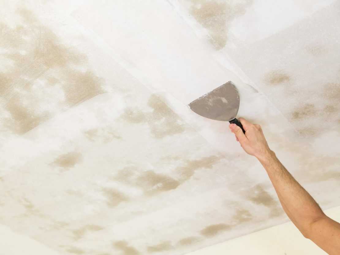 Очистка потолков краски. Побеленный потолок. Зачистка побелки с потолка. Подготовка потолка к покраске. Очистка поверхности потолка.