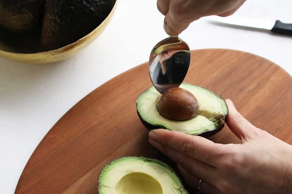 Можно ли есть косточку авокадо: польза и вред для организма человека