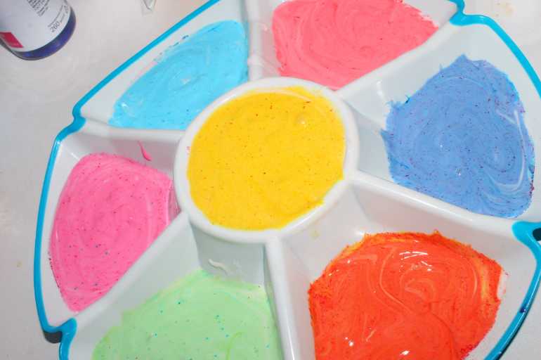 Как сделать краску больше. Краски своими руками. Краски своими руками в домашних. Краски своими красками. Удобные краски для малышей.