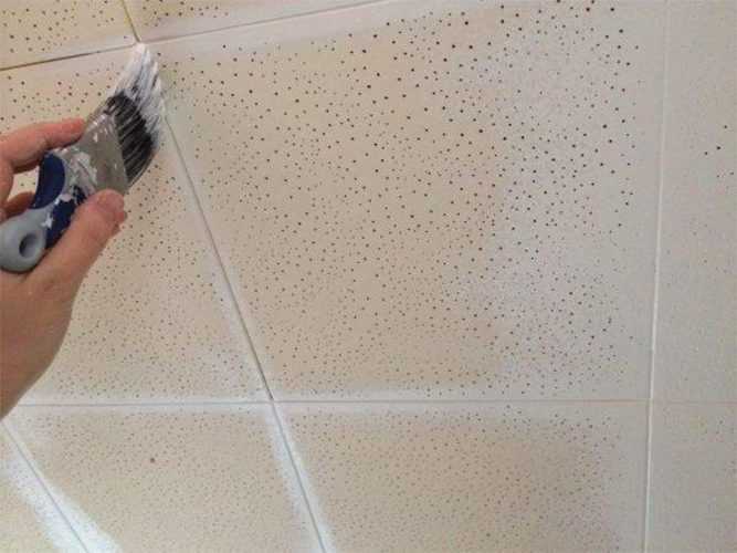 Чем отмыть пенопласт. Покрасить потолочную плитку. Потолочная плитка покрашенная водоэмульсионкой. Покраска потолка из пенопластовых плиток. Потолочная плитка покрашена водоэмульсионной.