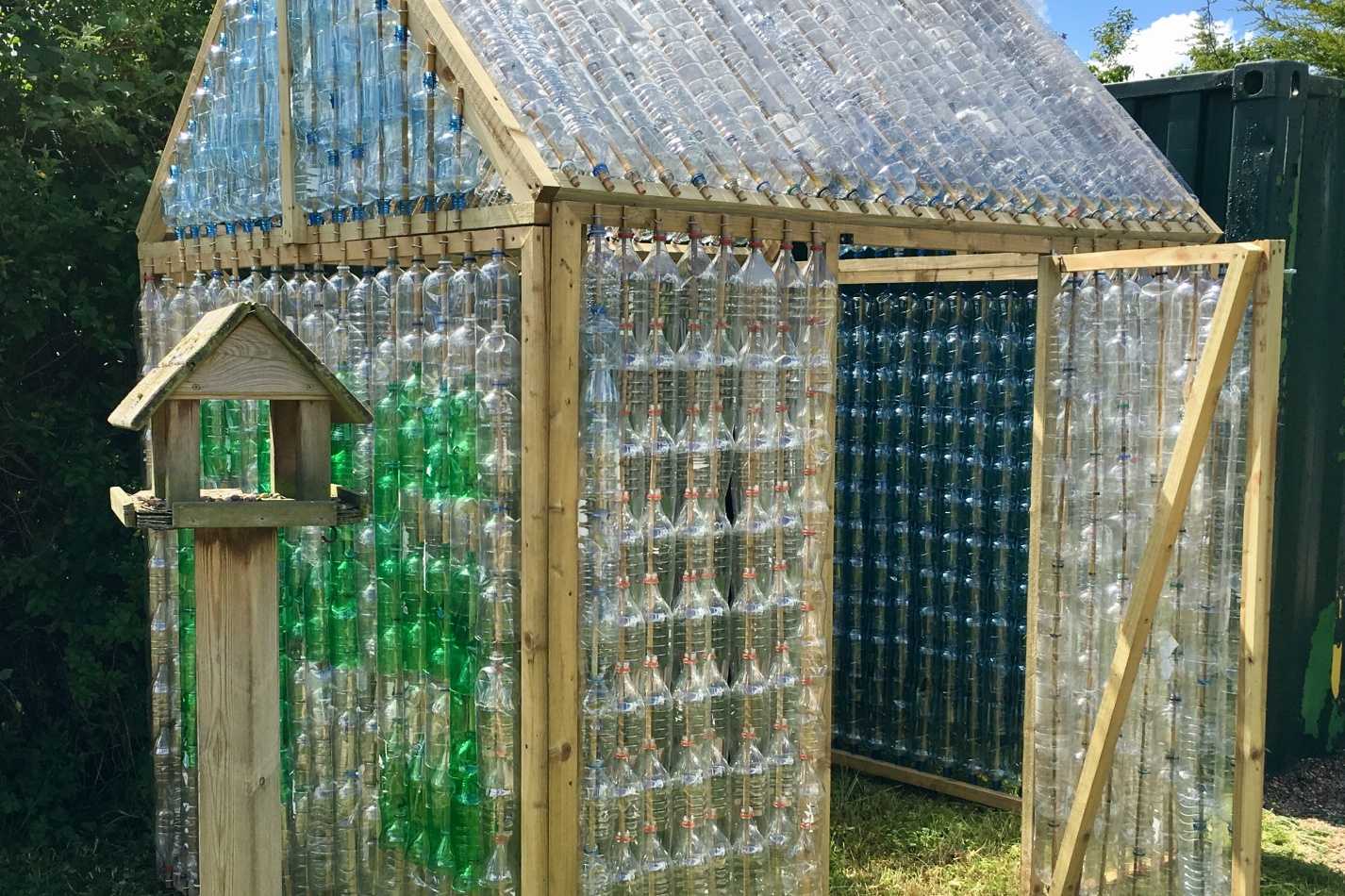 Самодельные украшения для сада и огорода: описание и фото поделок из пластиковых бутылок